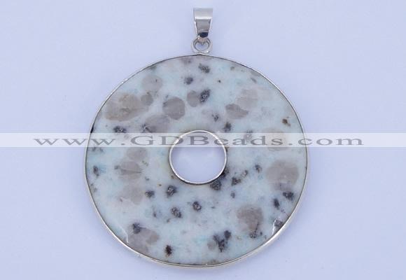 NGP615 5pcs 6*41mm kiwi stone with brass setting donut pendants